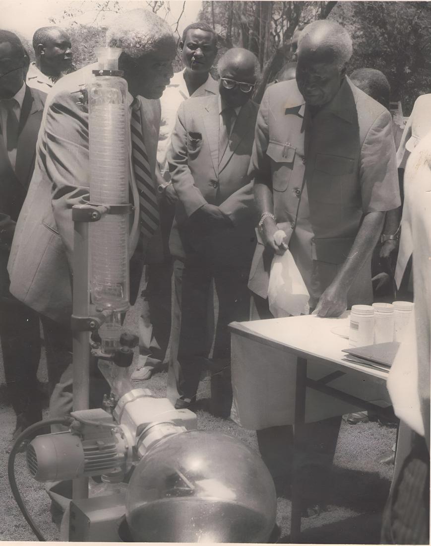 Historical photograph from the 1989 State House exhibition where the RDM founder demonstrated the Rotavapor